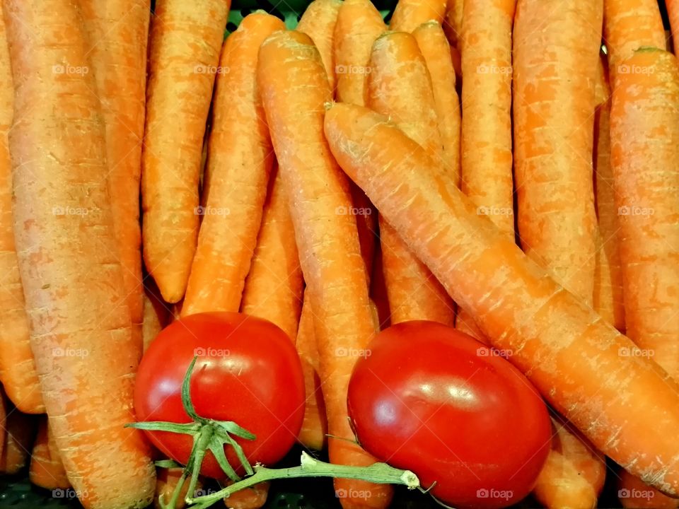 tomatoes and carrots at the market