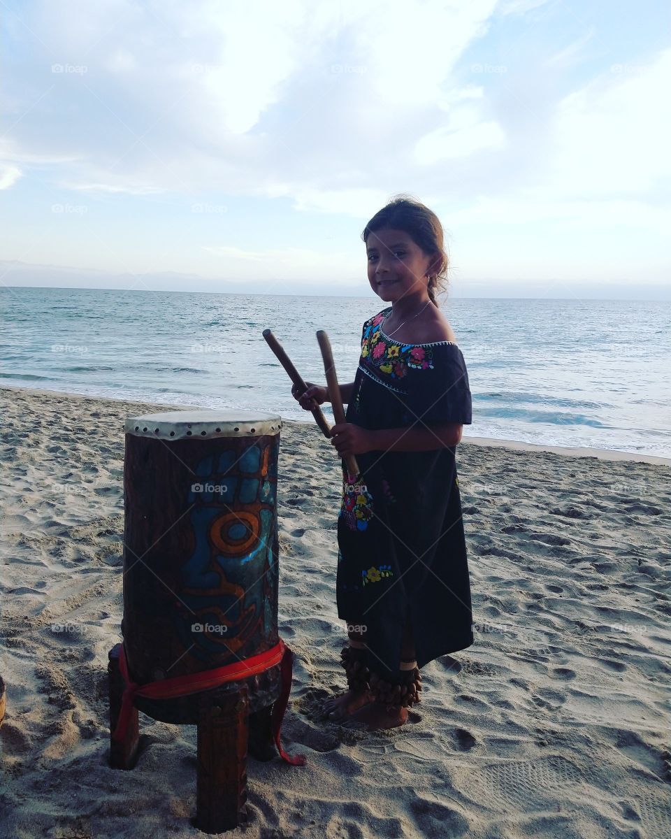 niña 
azteca
playa
tambor
mar
beach
girl Azteca
arena