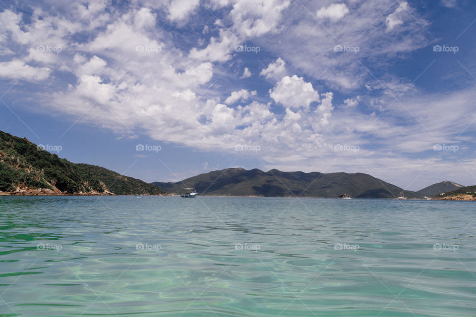Praia com paisagem linda e fantástica no Brasil, na região do Lagos no Rio de Janeiro, em Búzios. Uma ilha incrível de conhecer!