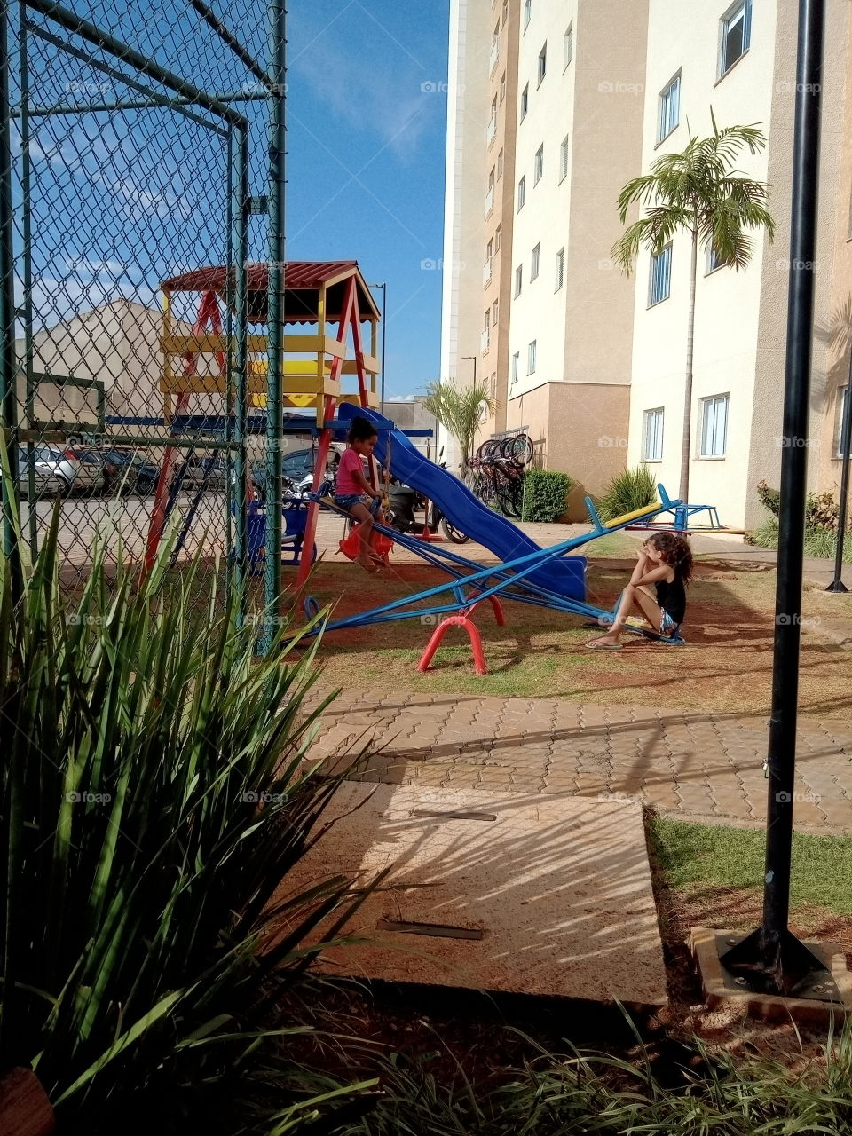 Crianças na parquinho