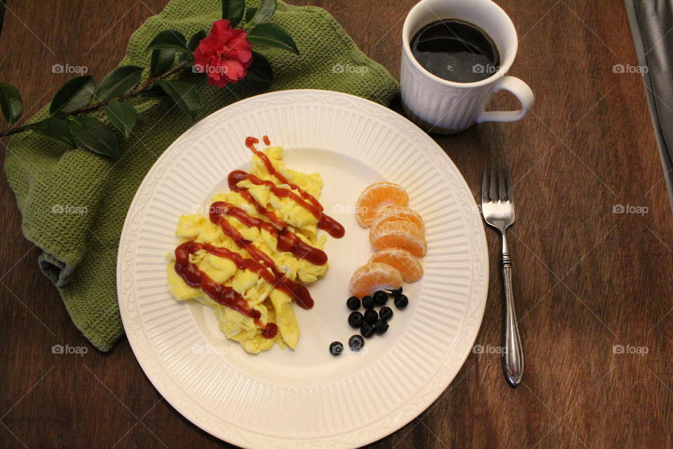 Scrambled eggs and fruit