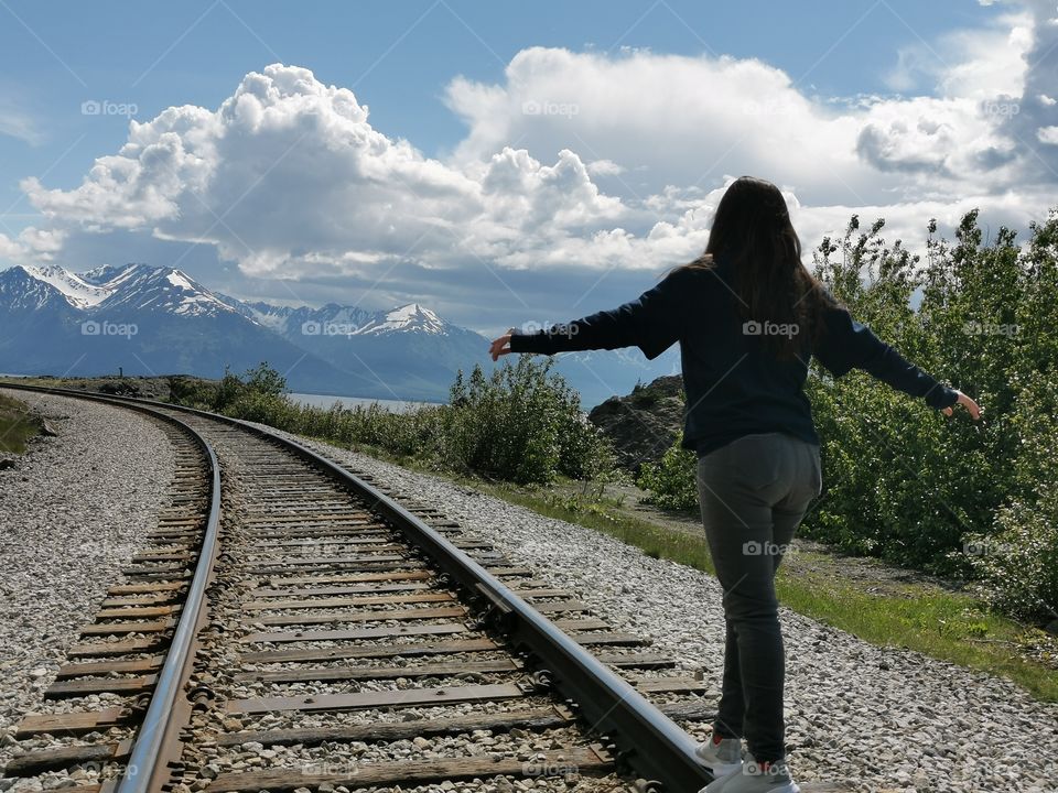 Caminando por las vías férreas en la Ciudad de Alaska, Estados Unidos