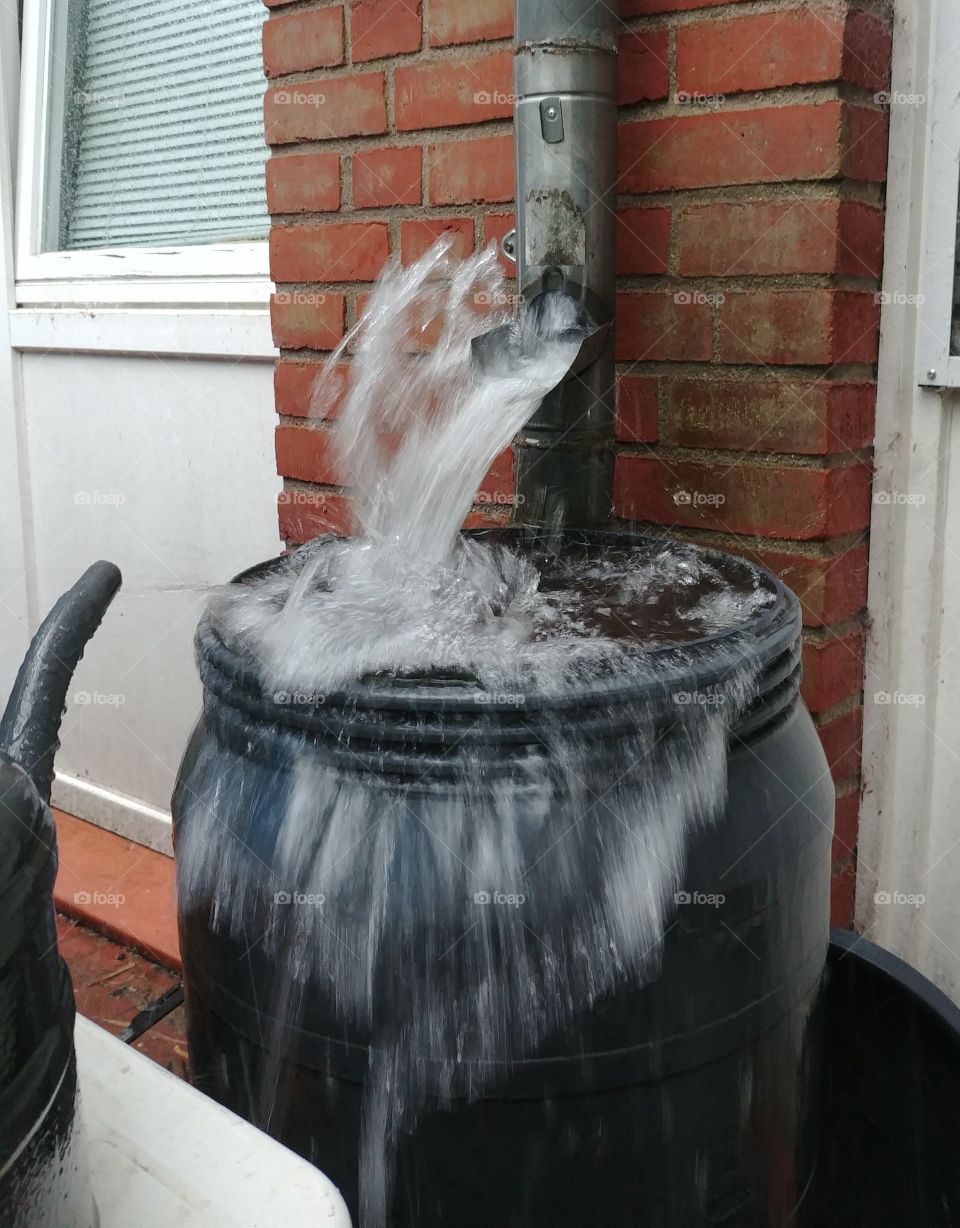 Wasser Regen nass Wetter Regentonne Fass überlaufen