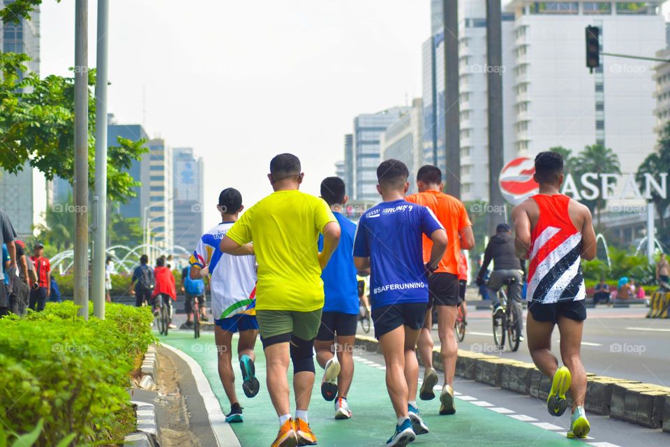 A number of athletes are running on the streets of Jakarta, car-free day, Jakarta 19 Maret 2023