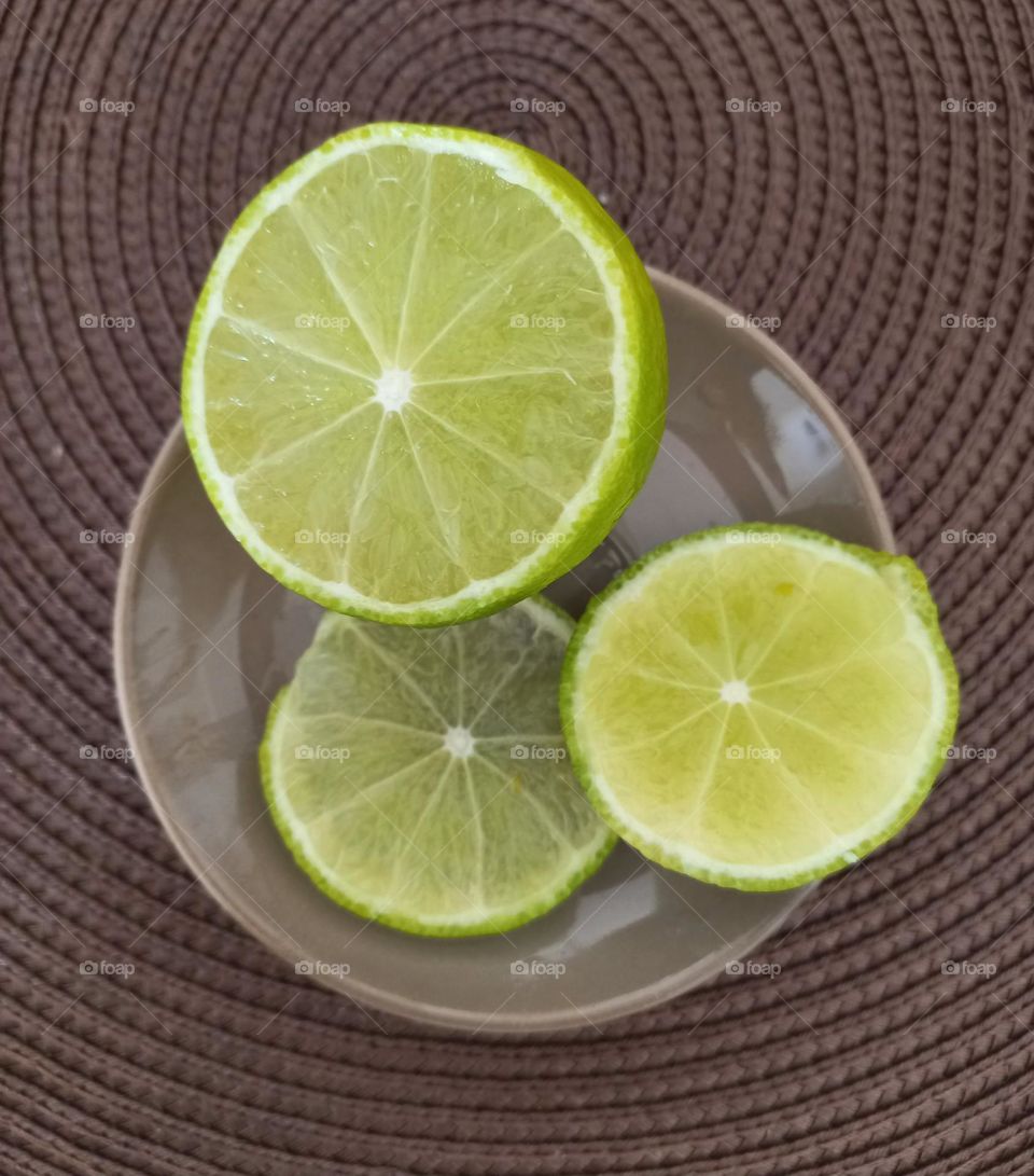 Limão. Os limões, são ricos em vitamina C, que é ótimo para afastar as constipações. O ácido cítrico dos lições ajuda a maximizar a função das enzimas, estimulando o fígado e ajudando na desintoxicação