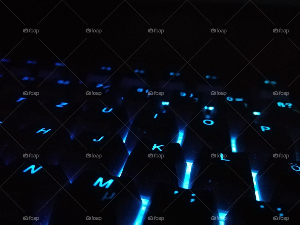 Tasten einer blau beleuchteten Tastatur