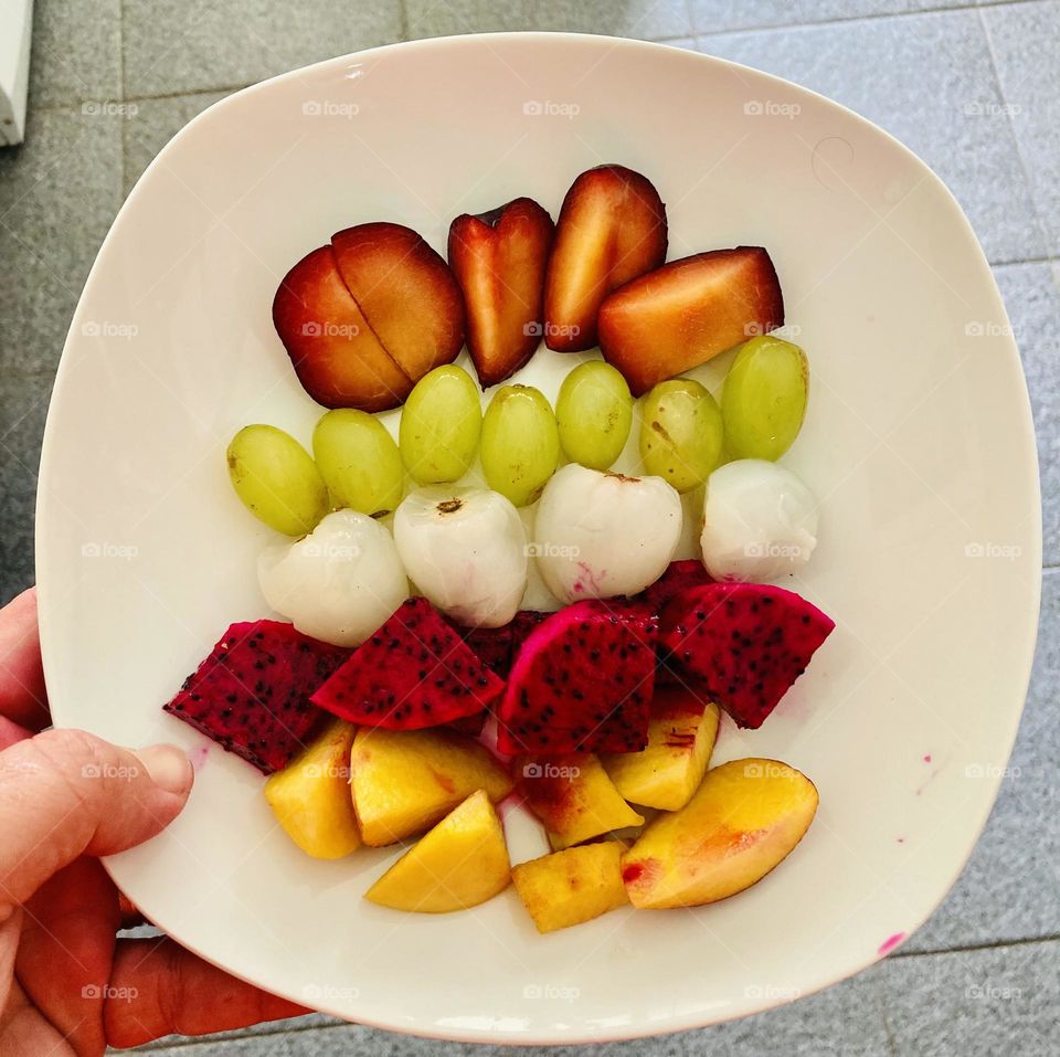 Healthy fruit time: today we have plum, grape, lychee, pitaya and peach!  Eat "health".  The body thanks you. /Hora das frutas saudáveis: hoje temos ameixa, uva, lichia, pitaya e pêssego! Coma “saúde”. O corpo agradece.