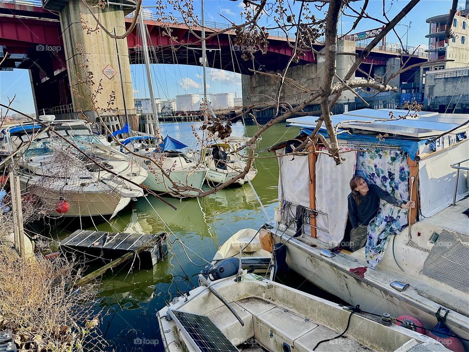 This is picturesque „Newtown Creek“ by the „Pulaski Bridge“ in LIC, Queens, home to a variety of different boats that are tied to the shore here. 2023. Hypnotic Productions