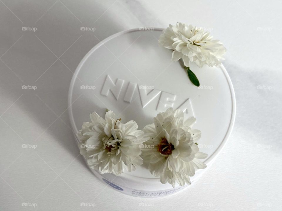 White flowers and cream 