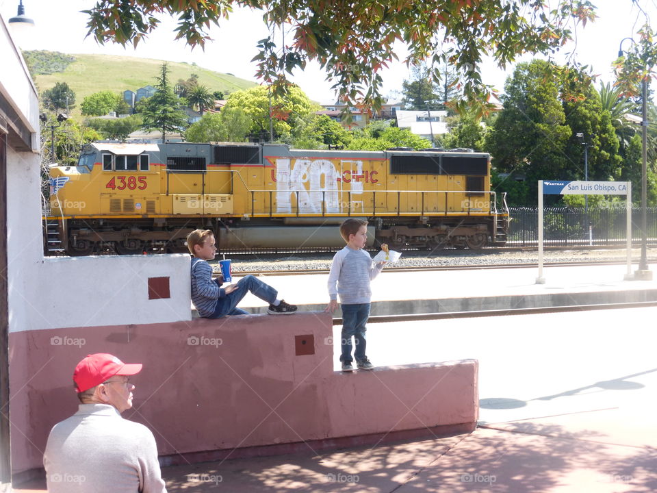 kids looking at the train station