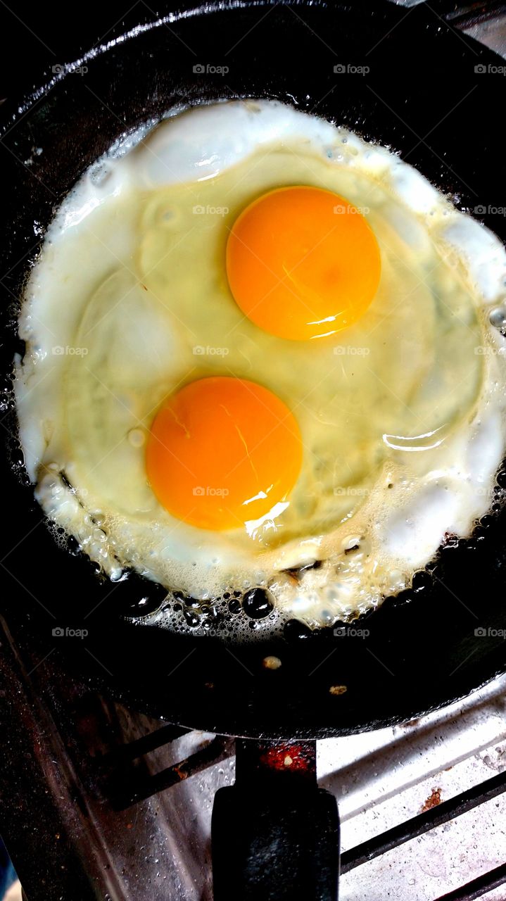 Ovos fritos. Gemas e claras semi cruas.