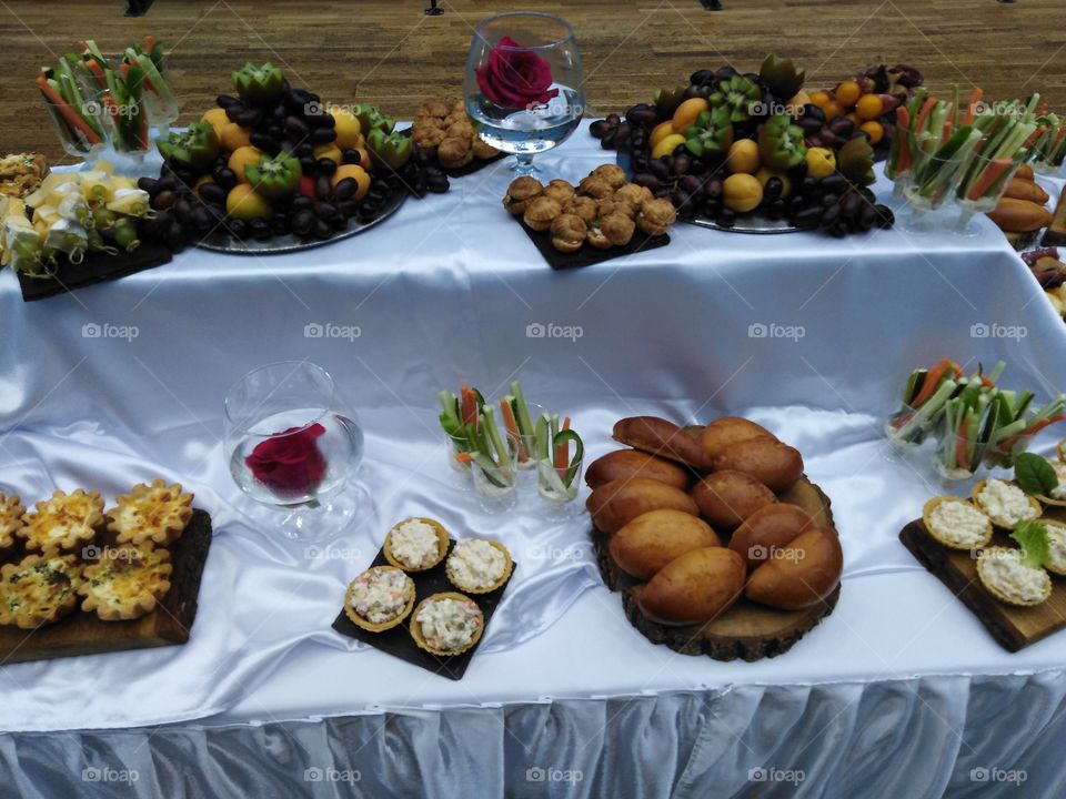 Еда на столе