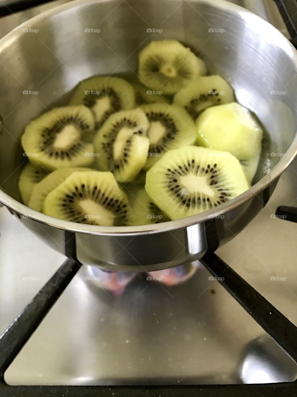 Preparing kiwi jam