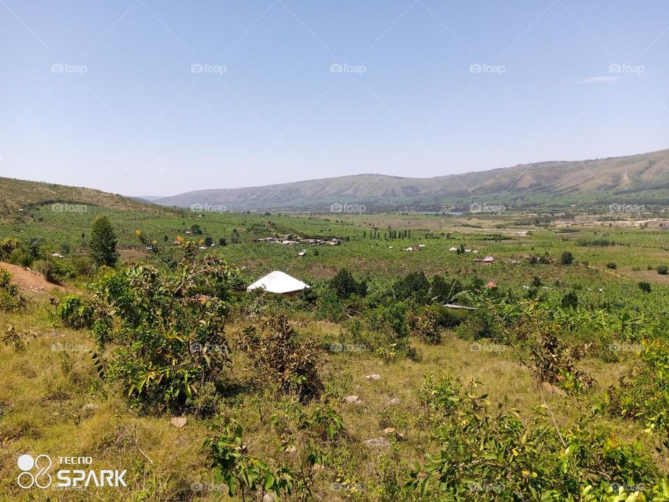 a low land area separating uganda and Tanzania countries in Africa which is an area for cattle graizing!