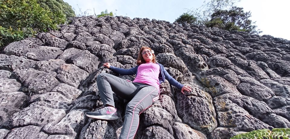 Ella está deslizándose hasta sumergirse en lo que en algún momento fue una catarata de lava. foto capada en: Parque astrológico "piedras del tunjo"