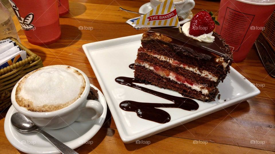 capuccino and chocolat with strawberry cake