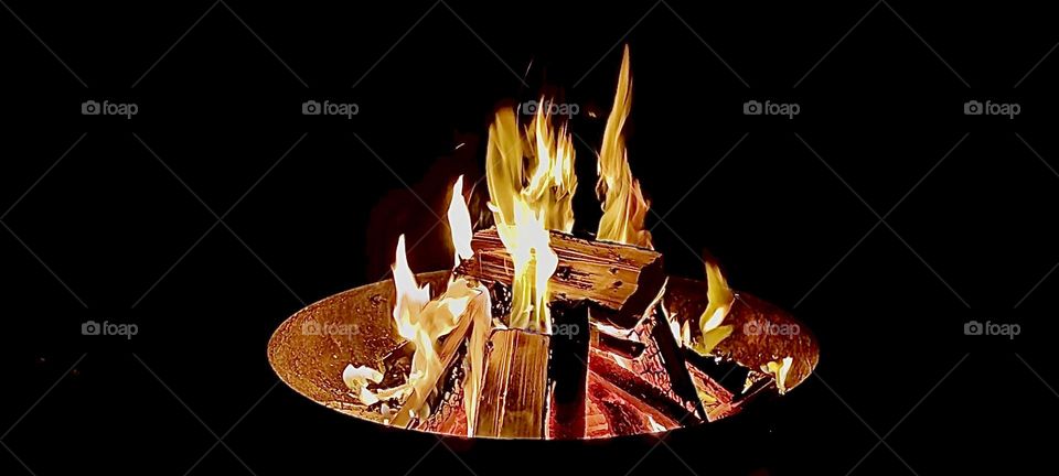 A fire burns brightly and beautifully in a garden in rural “Bavaria”, Germany on a balmy Indian summer night in September 2023. To watch it is exiting and exhilarating. Hypnotic Productions