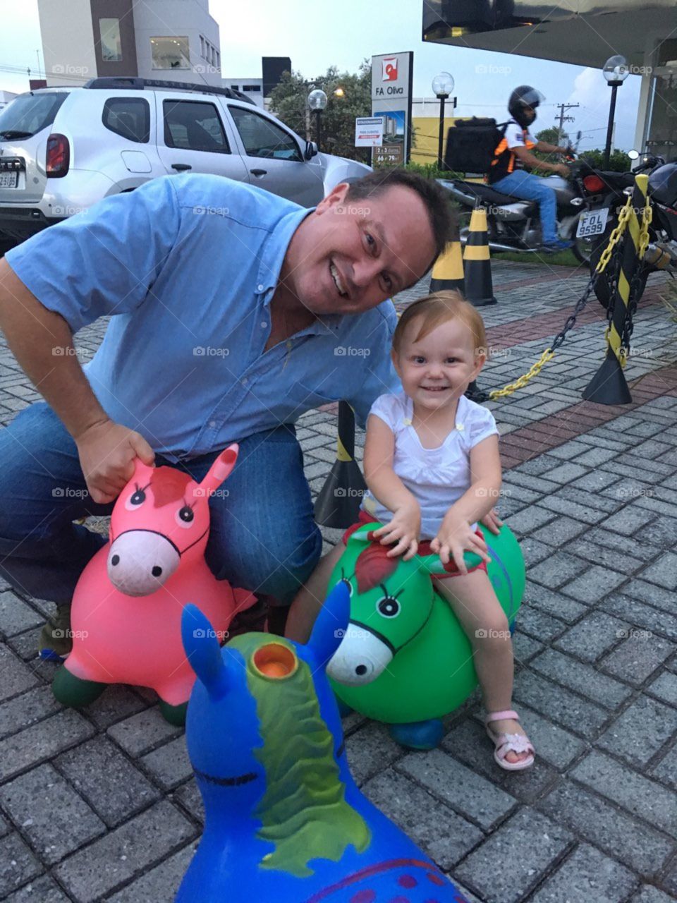 A alegria do Papai e da Filha brincando juntos no cavalinho de borracha. Sapequinha!