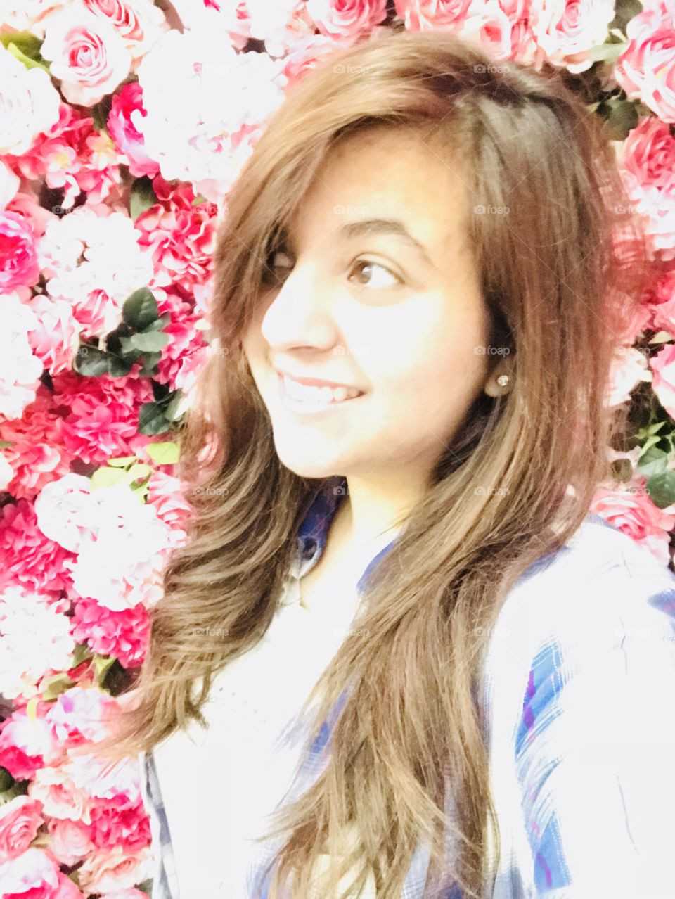 Selfie with pink background flower rose wall!
