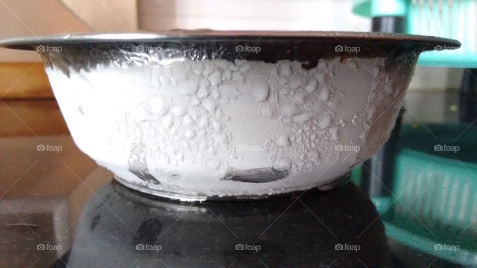 ice-pot. i freezes water in my freeze. this is the pot of water.