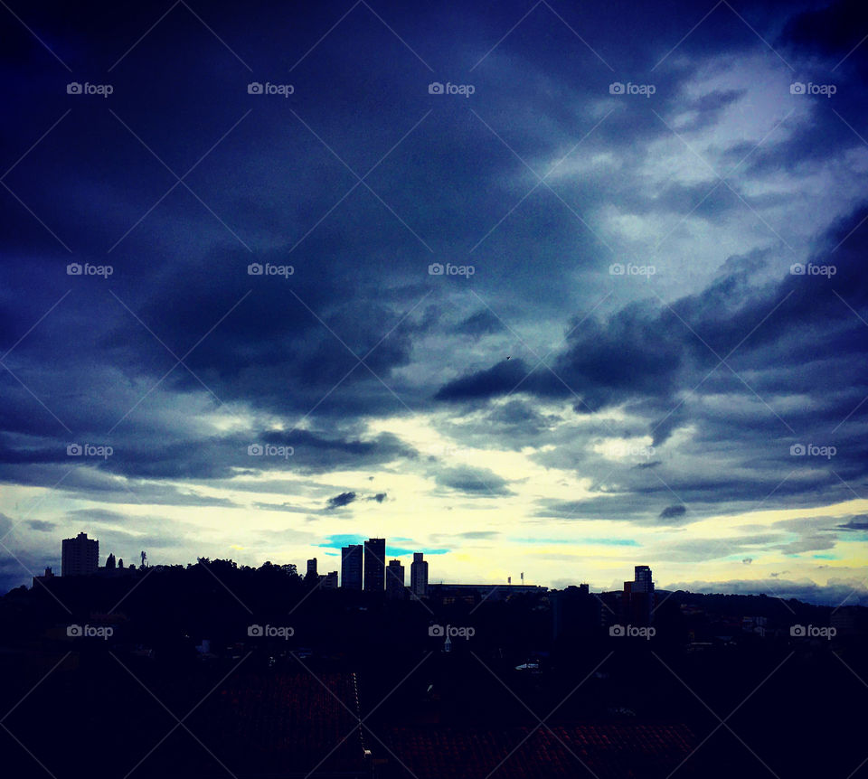 O tempo escureceu por aqui, indo embora o sol e deixando nuvens carregadas de chuva. 
/ O tempo escureceu por aqui, indo embora o sol e deixando nuvens carregadas de chuva. 🏮