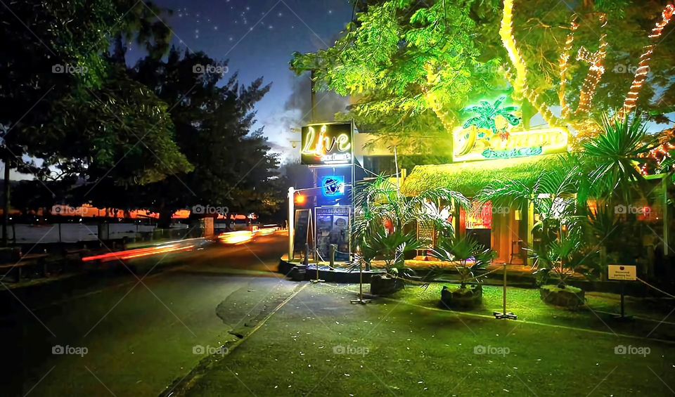 I've been getting difficulty to take this kind of picture since it's my first time..but I'm trying my best..I hope people like it.! #Nightsnackatrestaurant