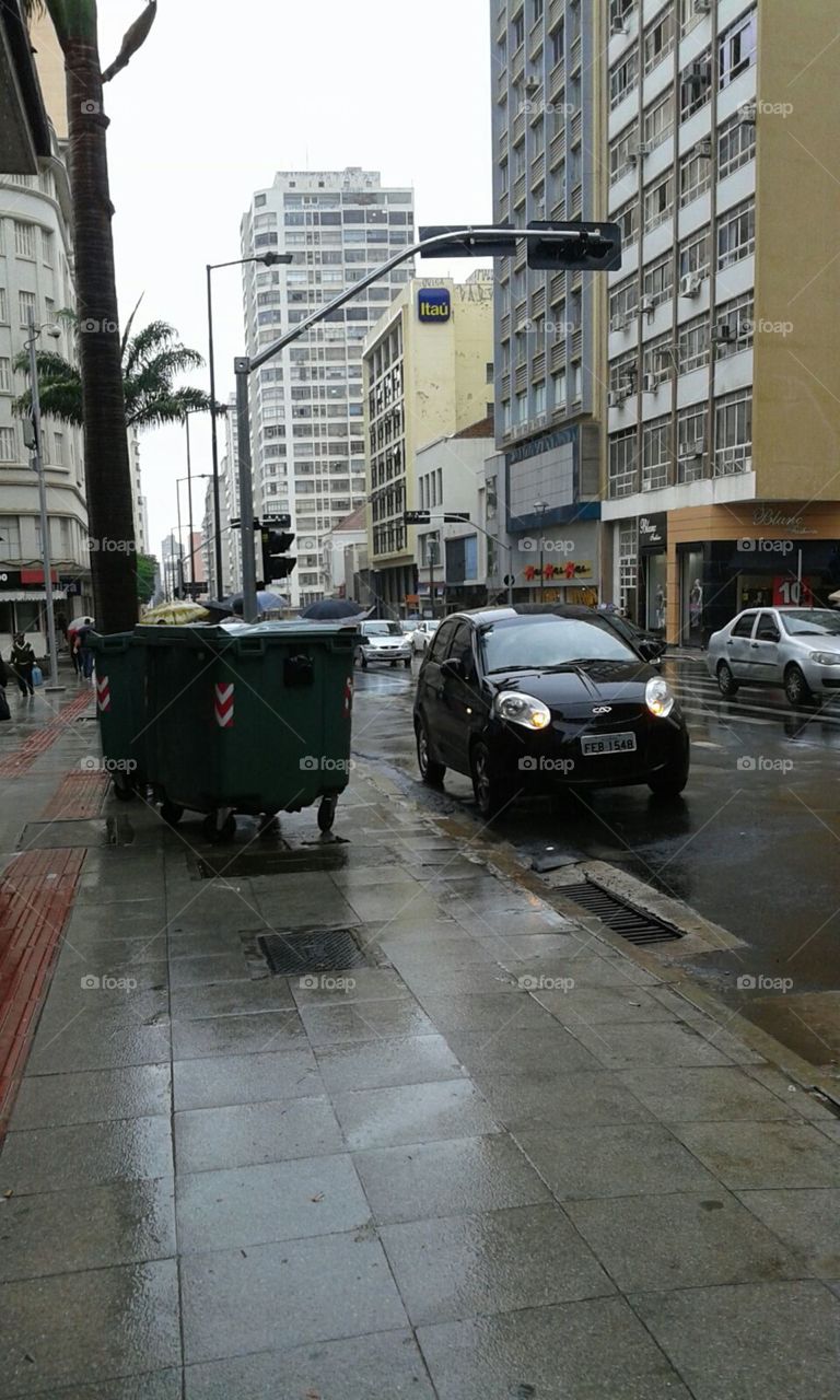 Edificios, ruas, carros e pessoas  na cidade Campinas-SP Brasil.