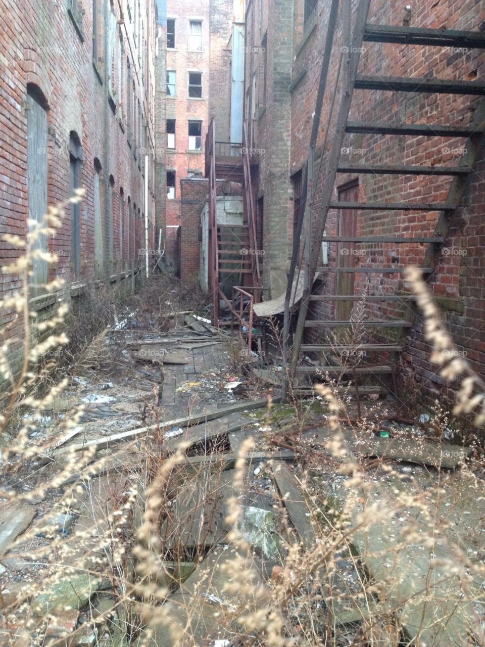 Downtown alleyway, desolate.