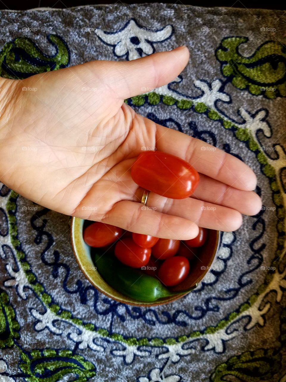 Holding tomato