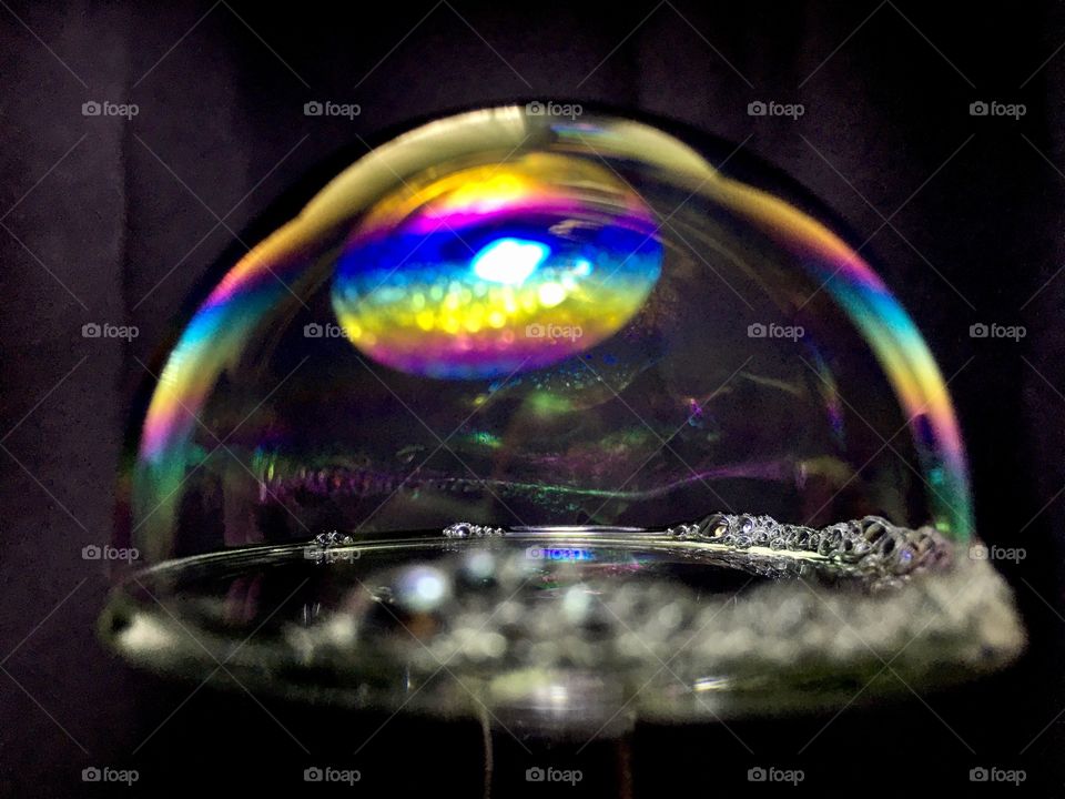 Burbuja bajo luz multicolor