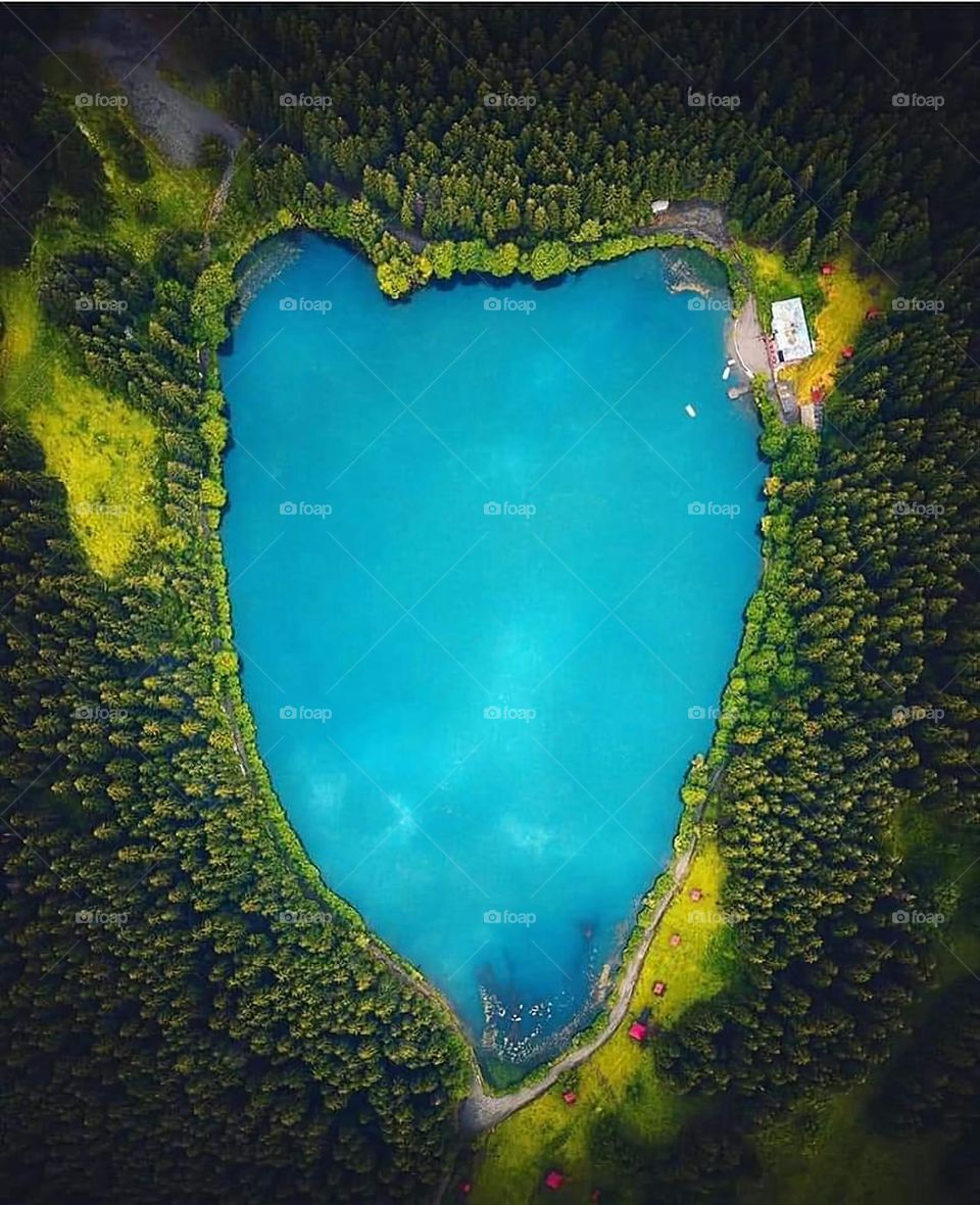 A very beautiful coastal picture on the beach, and the sweetness of the calm water in it is more than wonderful