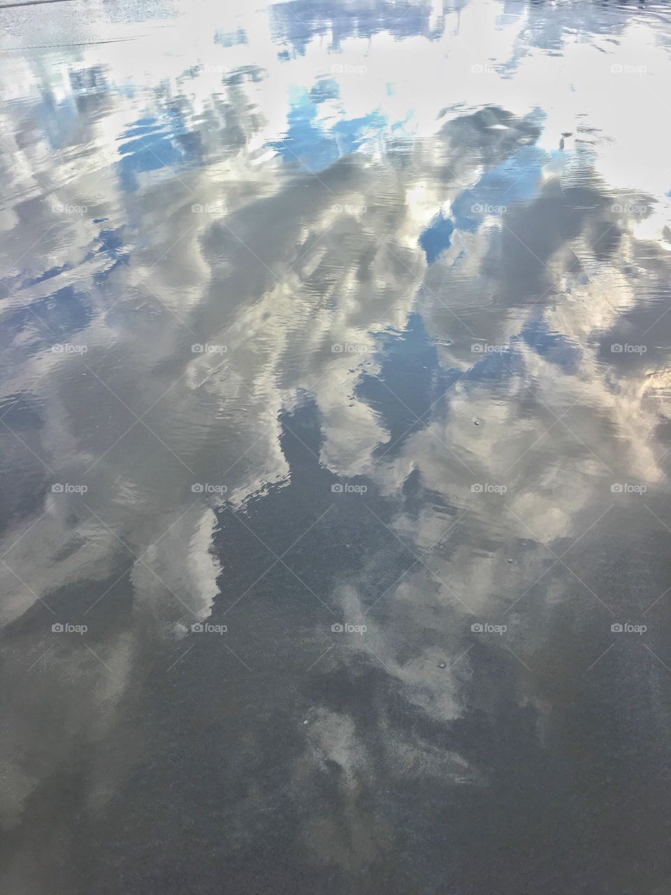 reflexo do céu no mar