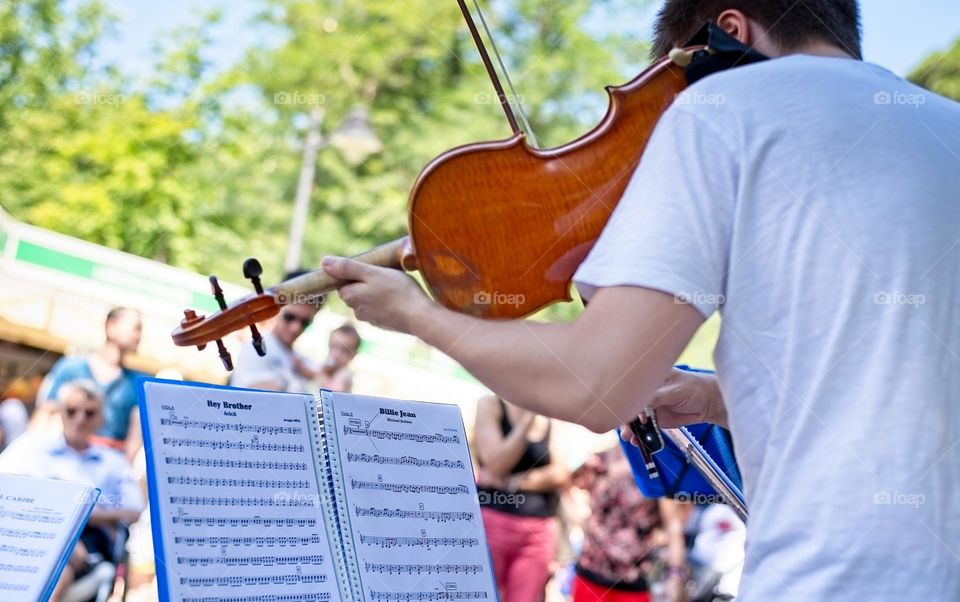 Playing the violin on the street