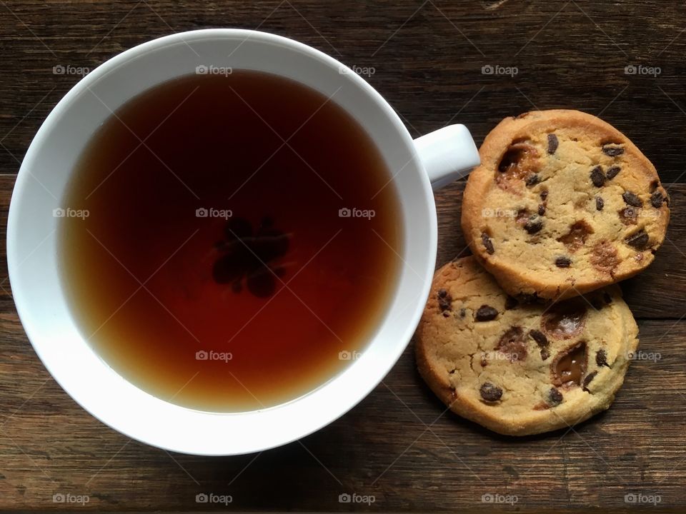 Black tea with cookies