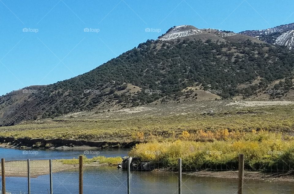 Brethtak8ng view of landscape mountains on streaming water