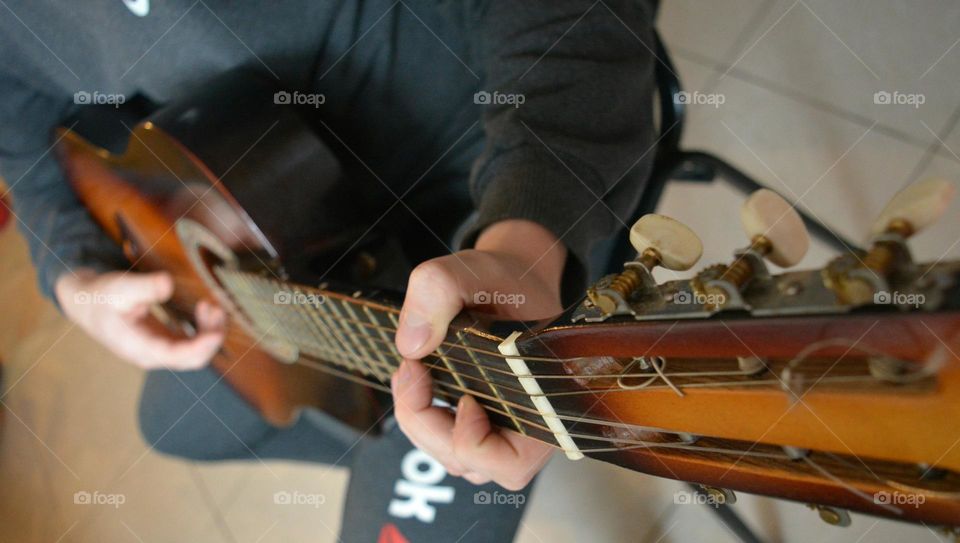 person playing on a guitar 🎸