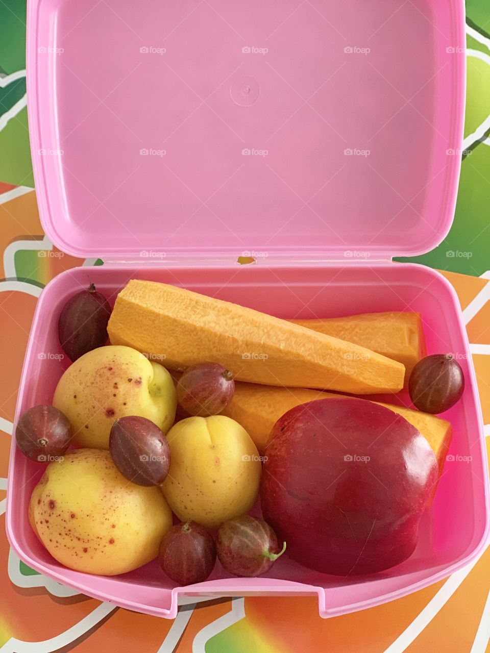 Lunchbox with fruits and vegetables 