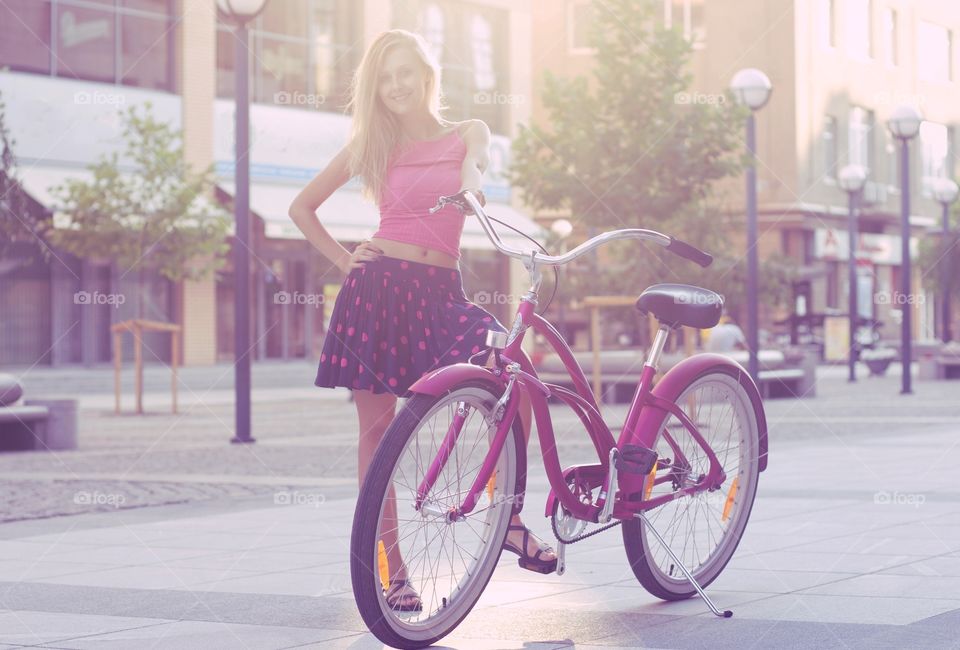 Bicyclist in pink look 