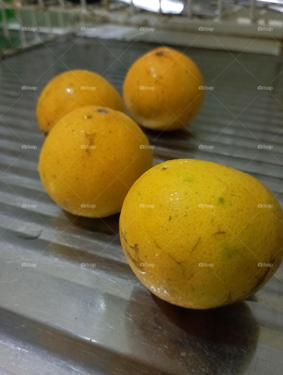 Oranges on wastafel dish...