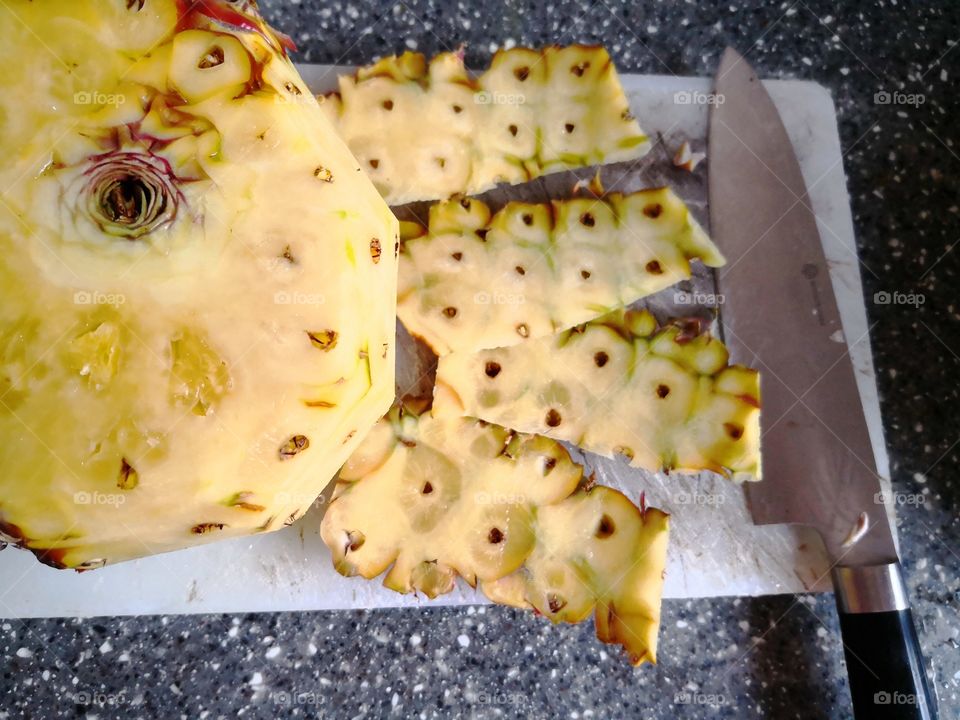 Open the pineapple