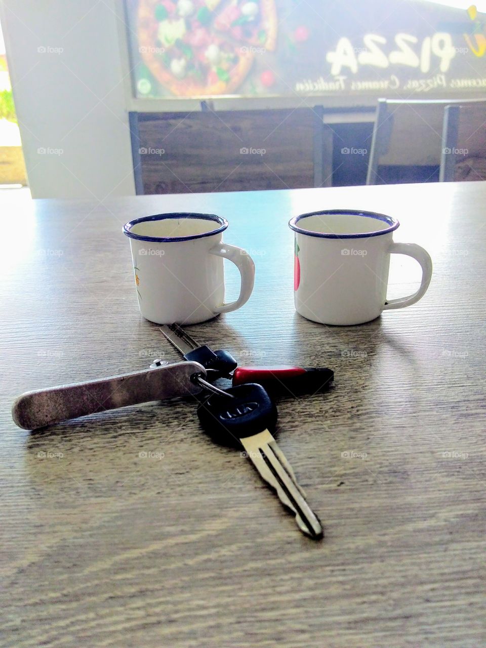 tazas de café en pizzería