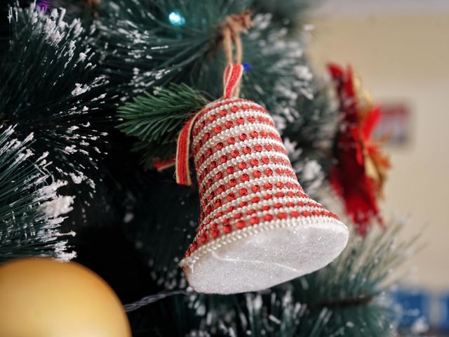 Generally, the Christmas trees used are decorated with various simple decorations, such as roses made of colored paper.