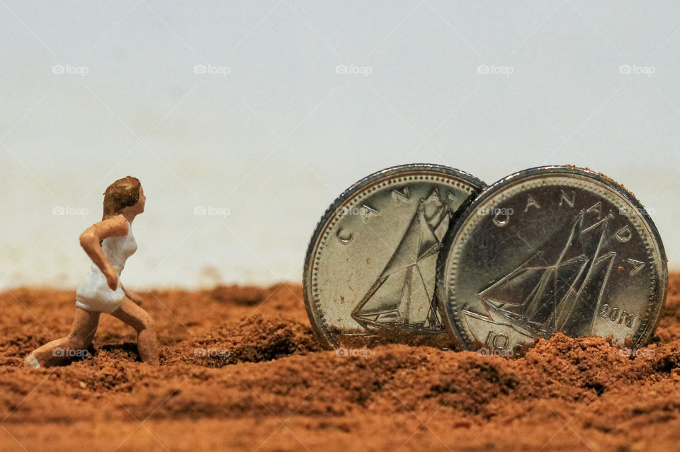 Having so much fun with macros and noticed others working with tiny figurines. I loved the idea so am coming up with my own shots. This is appropriately called; “Chasing the Money”.  A little tongue in cheek.😂