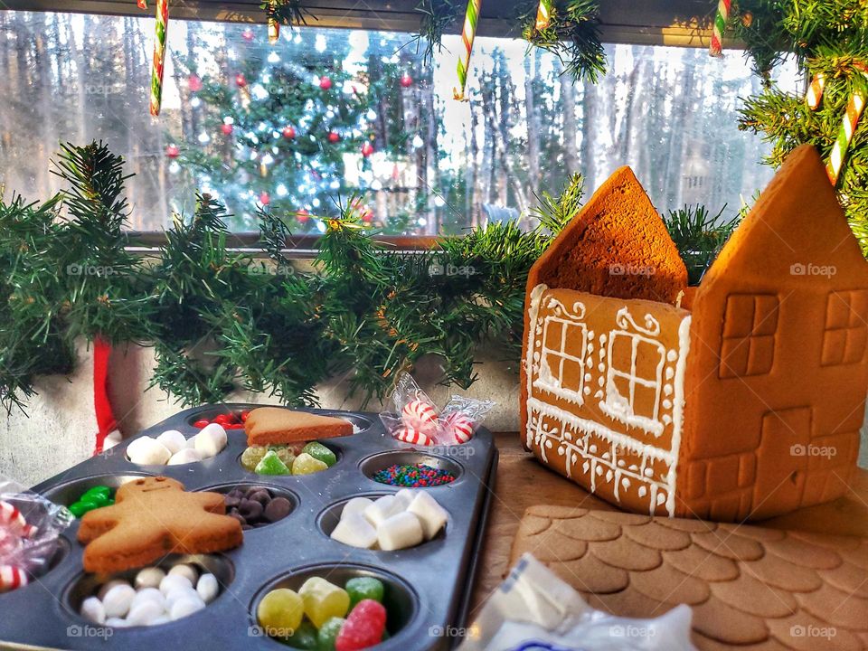 gingerbread house decorating