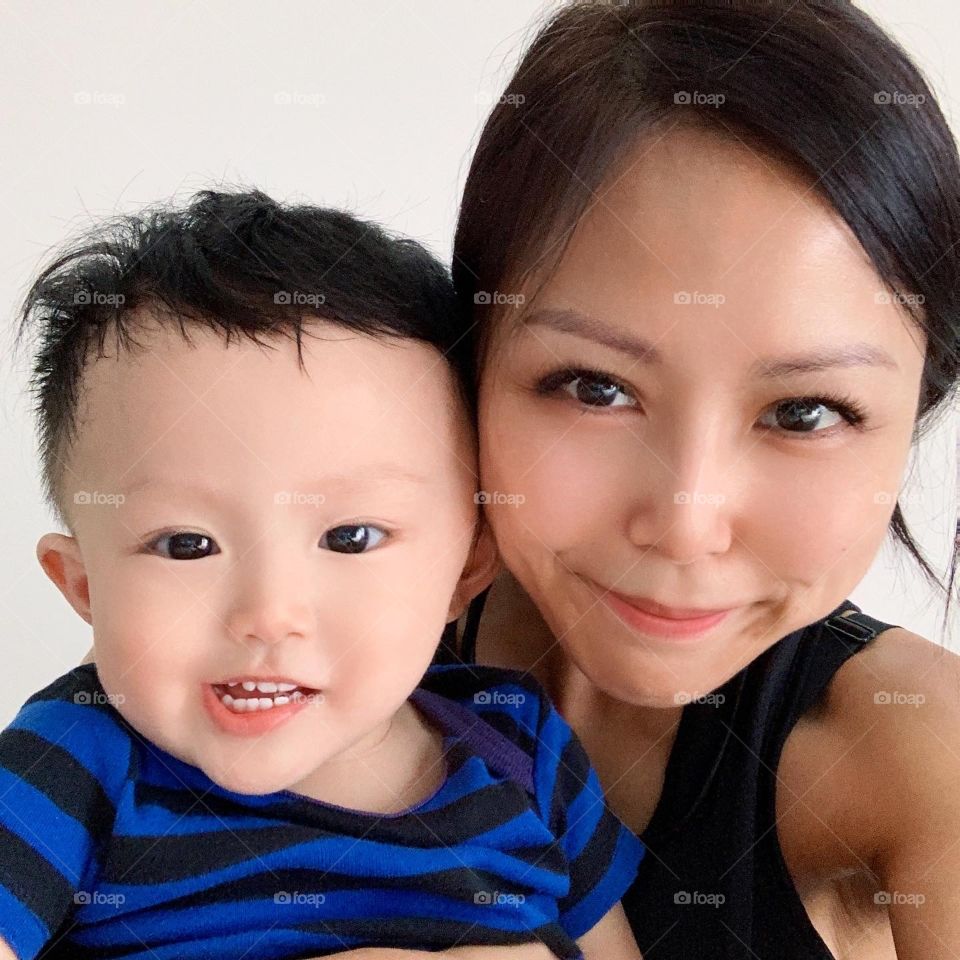 The real side of motherhood is to wake up to this face everyday 