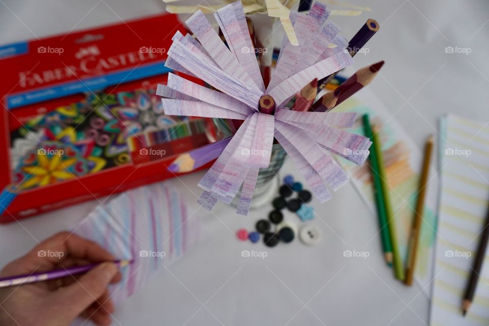 Making paper flowers using Faber-Castell pencils 