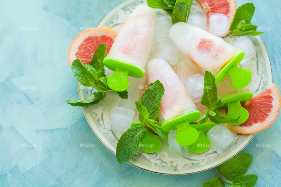 Homemade grapefruit popsicles with ice and mint