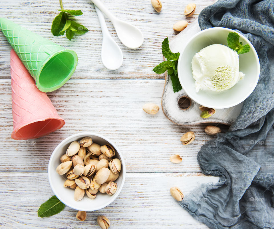 Ice cream with pistachios 