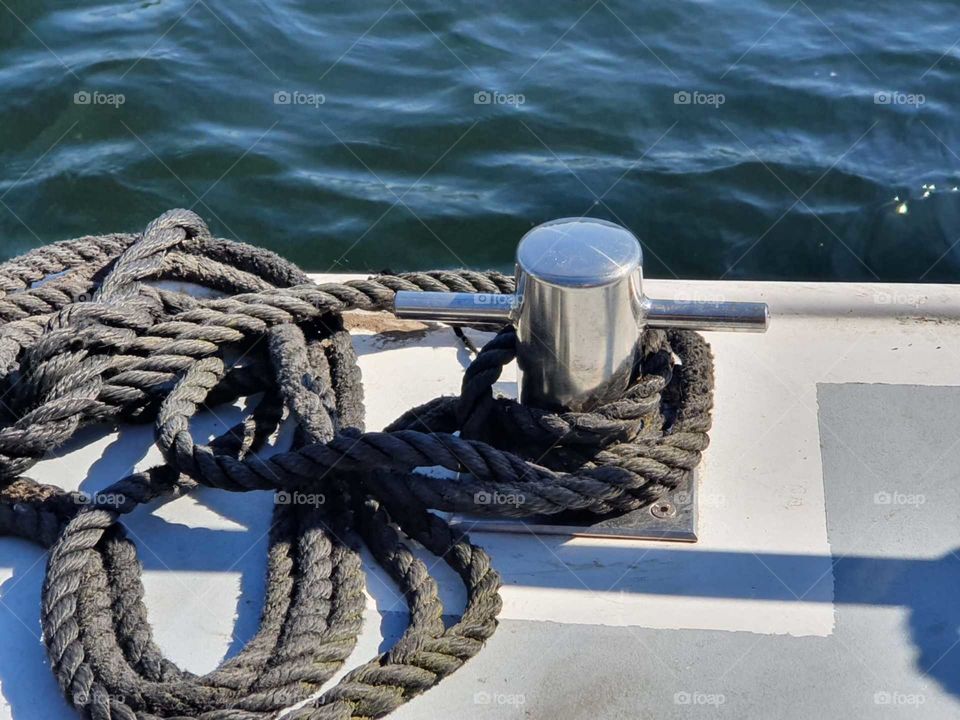 Een boot die vast ligt met een RVS bolder voor uw steiger of boot met dubbele pen.