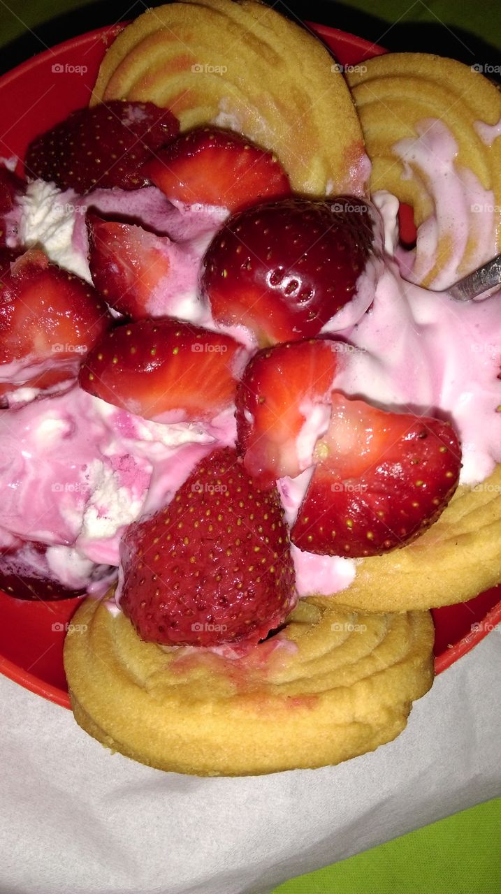 icecream with strawberries